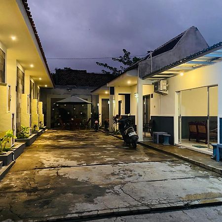 Robiu Bed & Breakfast バニュワンギ エクステリア 写真