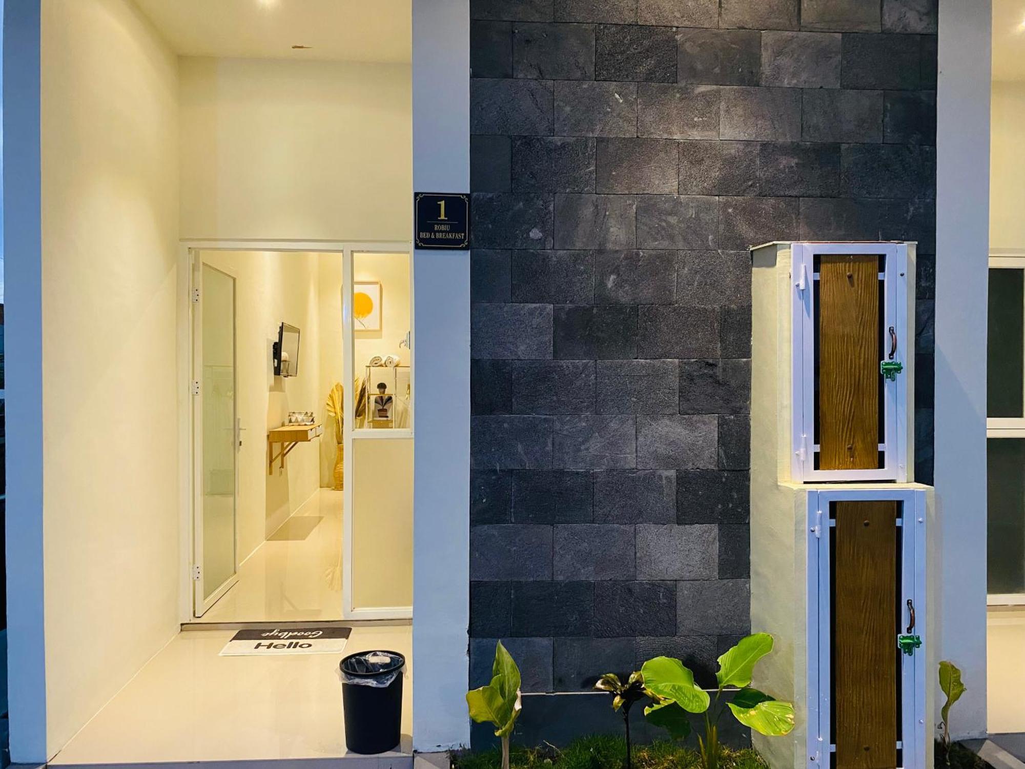 Robiu Bed & Breakfast バニュワンギ エクステリア 写真