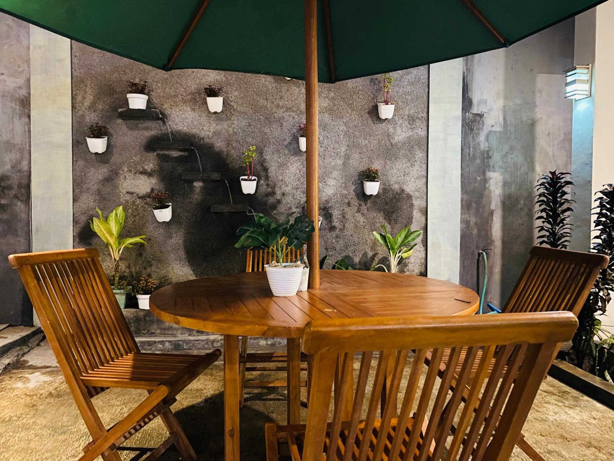 Robiu Bed & Breakfast バニュワンギ エクステリア 写真