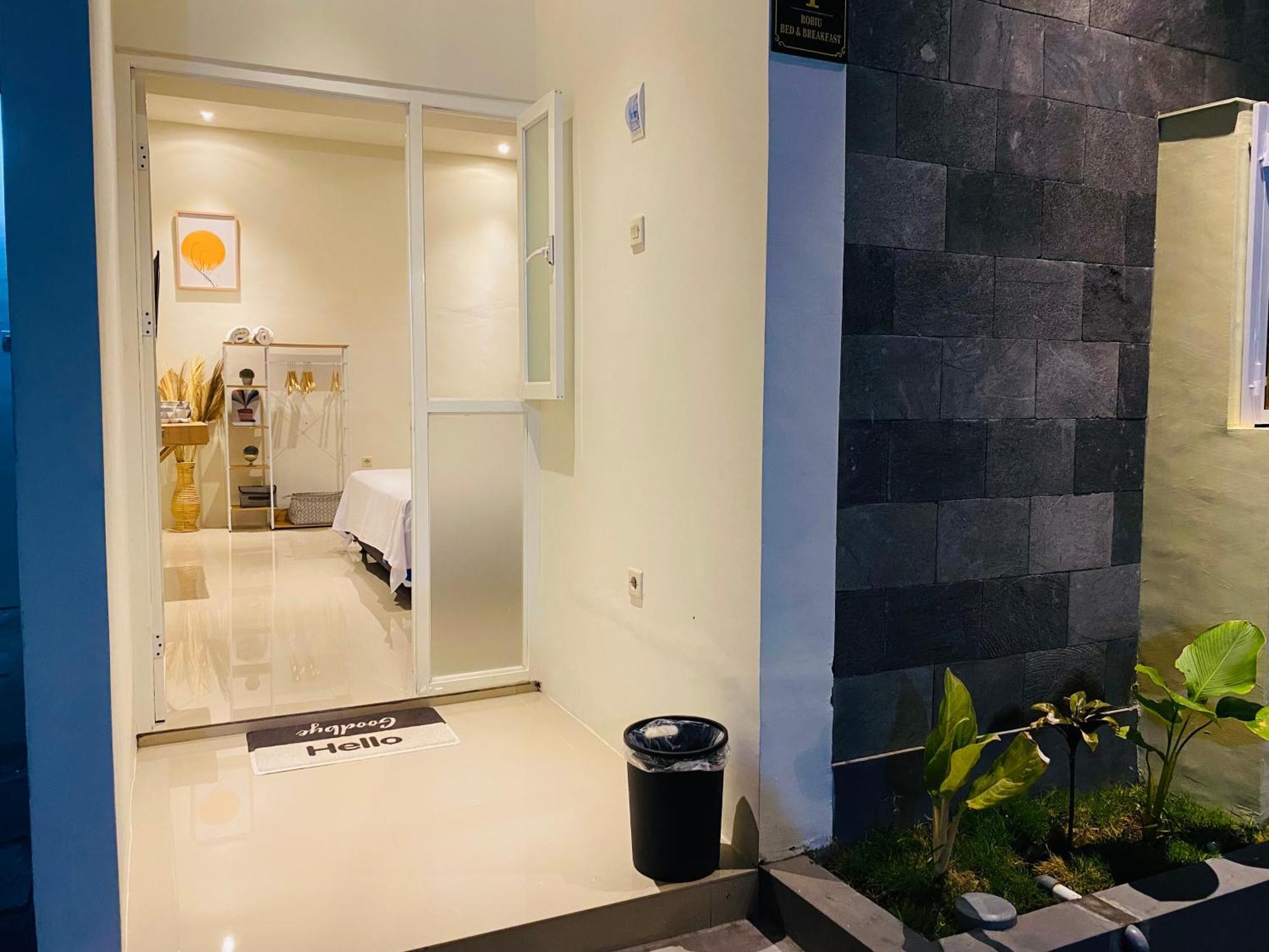 Robiu Bed & Breakfast バニュワンギ エクステリア 写真